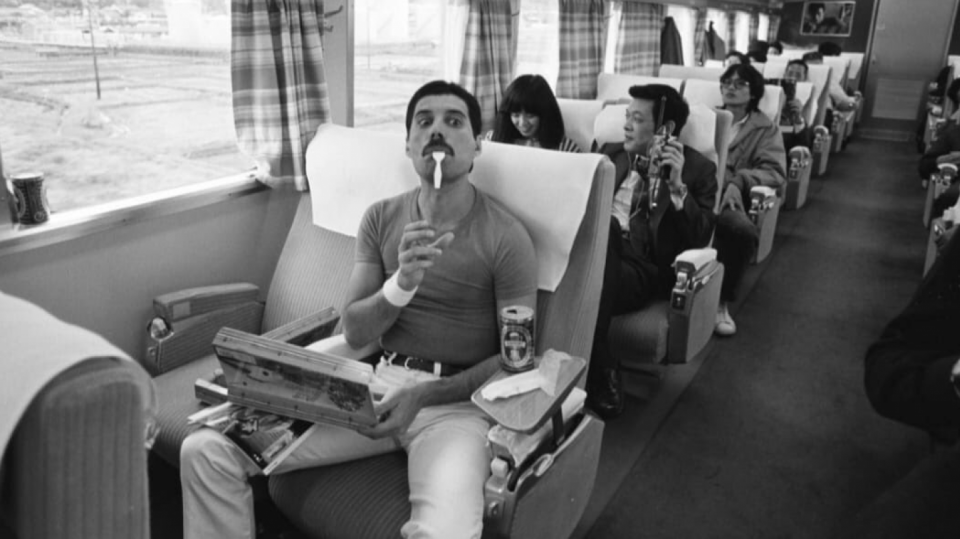 Freddie Mercury cestou na tour do Japonska 1982